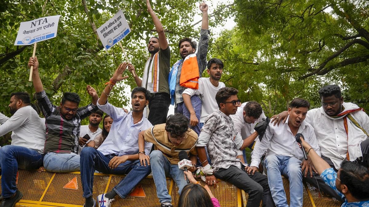 <div class="paragraphs"><p>NSUI activists raise slogans during their ‘Chhattra Sansad Gherav’ protest against the alleged irregularities in NEET-UG and cancellation of UGC-NET exams, in New Delhi.</p><p></p></div>